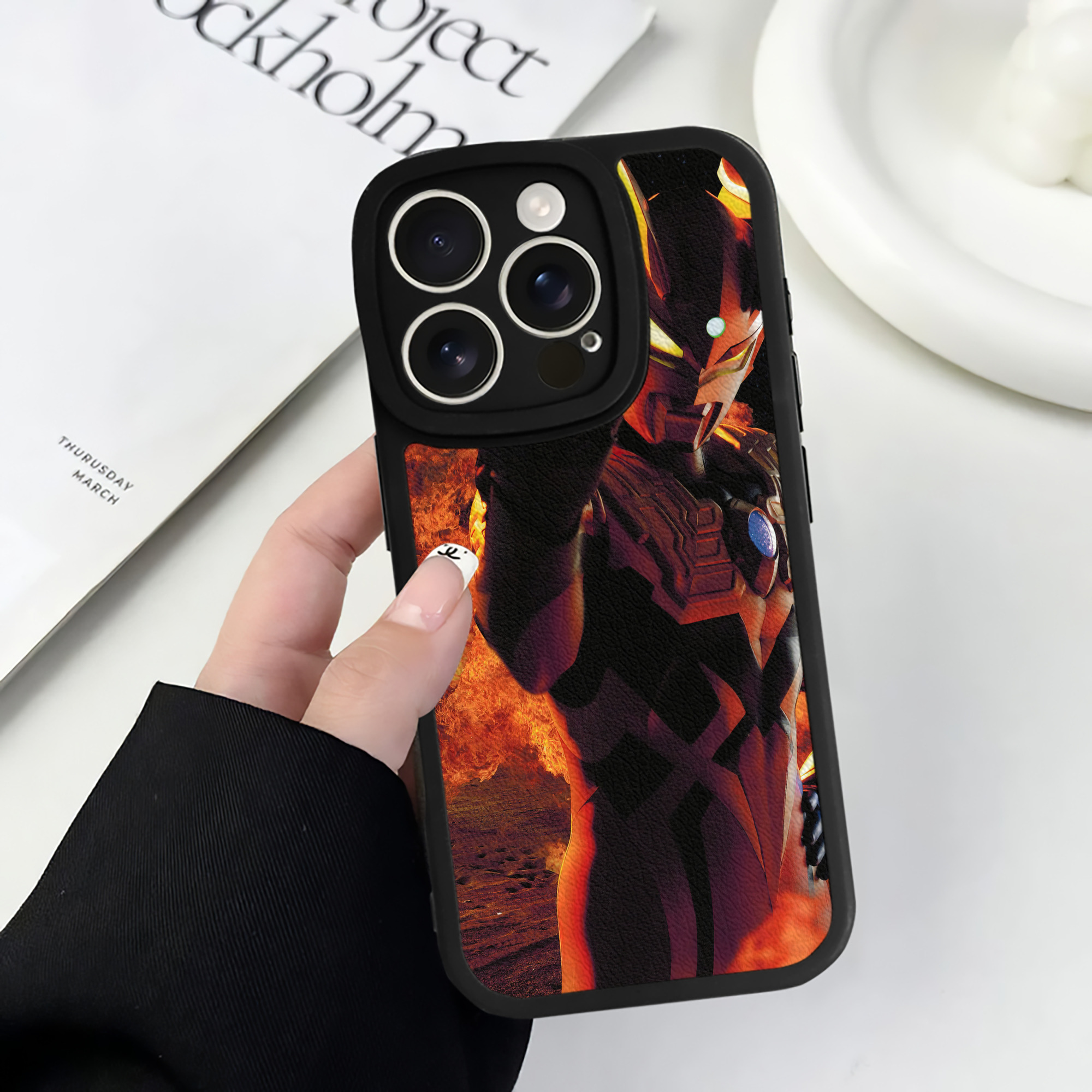 （画像用） ウルトラマン Ultraman 【iPhone 16シリーズ対応】シリコンスマホケース（レザー調） 材質：シリコン